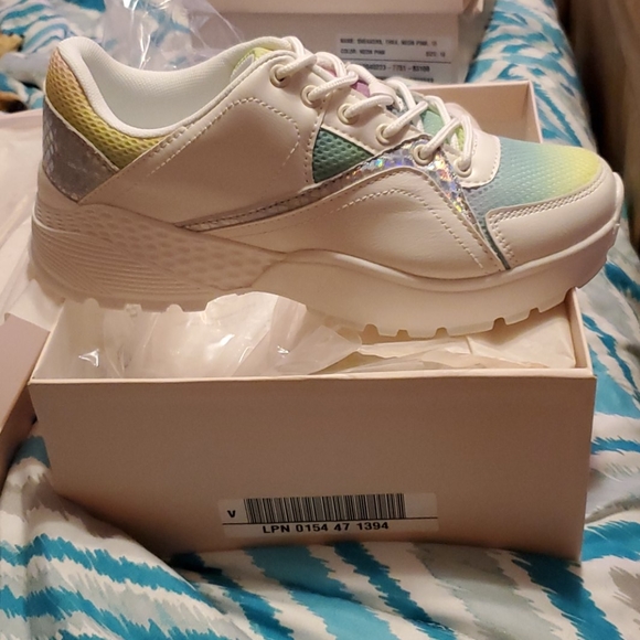 Thea Sneakers - Picture 3 of 4